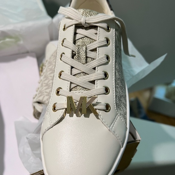 Michael Kors Poppy lace up Sneakers - Picture 2 of 5